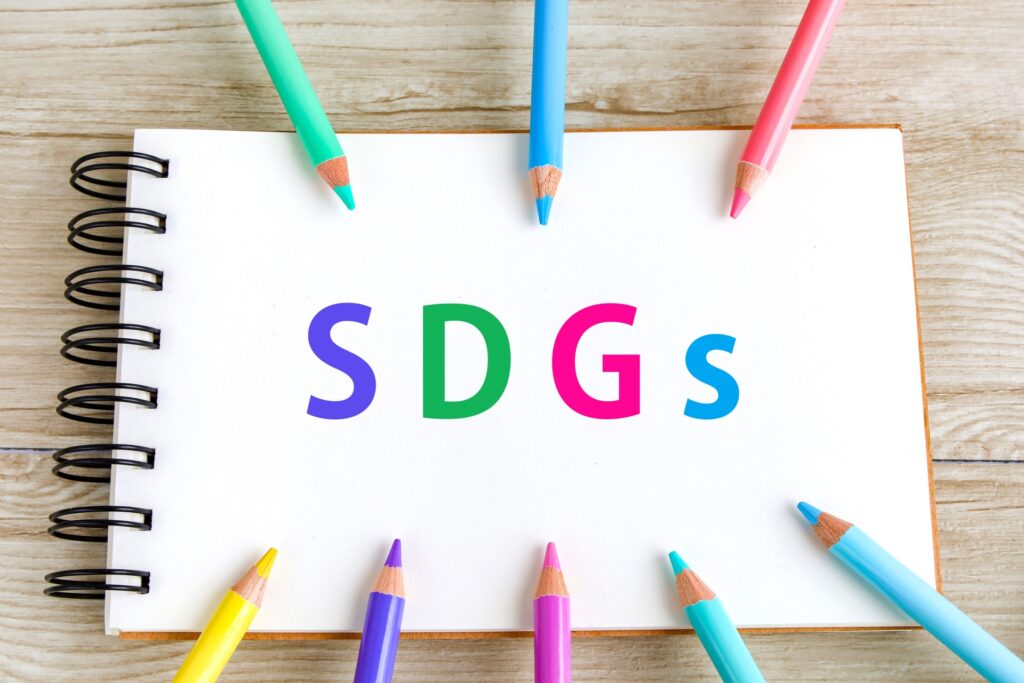 SDGsと記載したスケッチブックと色鉛筆の写真
